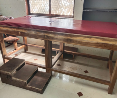 Nitya Nutan Massage Table